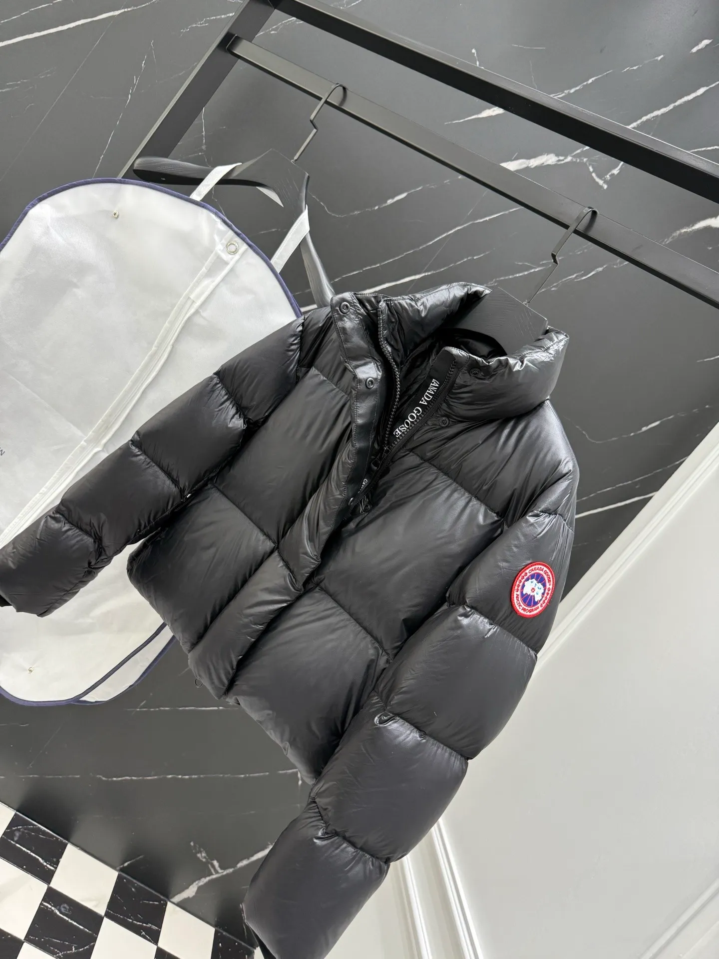 P720 top version, counter quality, different from ordinary versions on the market - Canada Goose Canada Goose Cypress classic embroidered logo logo short parka stand-up collar down jacket The most beautiful goose down jacket in history Red label series silver birch color full score for comfort and pleasure‼ ️ This is the most popular series this year. The embroidered logo on the sleeve arm brings to life Canada’s topographic map, which is perfect for comparison! YKK zippers and zipper webbing parts are supplied by customers. Each one has Goose's logo, and the placket webbing, wiring and other details are perfect💯. The waterproof surface layer is made of high-tech tear-proof fabric. It is supplied by high-end customers with fine down. It is filled with 80% white goose down. It has high resilience and is light and warm. The pockets on both sides can store small items, and the detachable elastic strap inside makes it easy to carry on the shoulder and frees your hands. Can be easily styled on all body types! The style is classic and timeless, warm and practical, and versatile! Enter with your eyes closed!  Size: S / M / L /